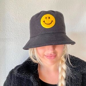 SMILE BUCKET HAT